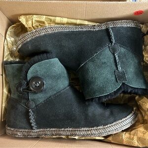 Excellent kids Wyoming black UGG ankle boots sheepskin lined 2
